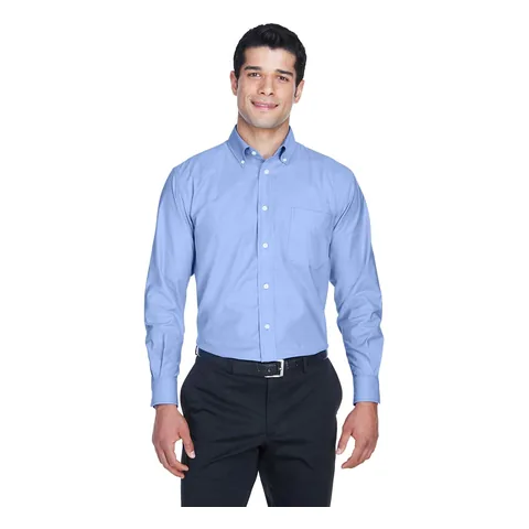 Camisa oxford azul-clara com gola de botão
